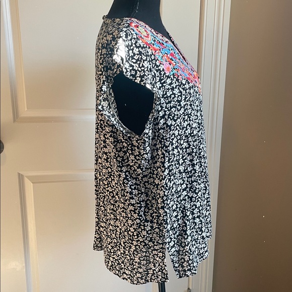 Savanna Jane Black and White Blouse with Colorful Embroidery Size Large - Picture 3 of 8
